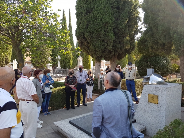 Visita a los aviadores en el cementerio de Granada